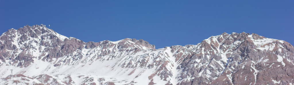 Bergpanorama in St. Moritz mit blauen Himmel