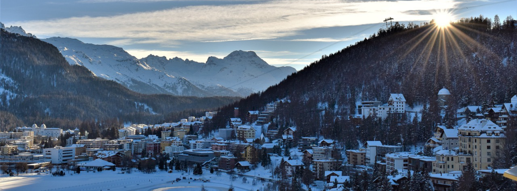 St. Moritz - Im Engadin an einem schönen und nahezu wolkenfreien Wintermorgen aus der Vogelperspektive bei Sonnenaufgang.